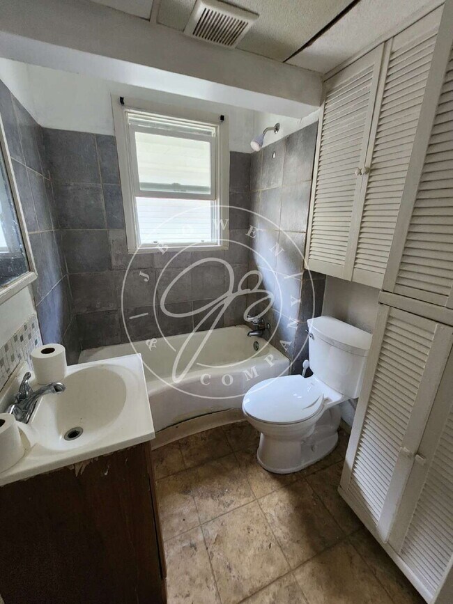 Building Photo - $400 deposit! Spacious upper duplex with i...