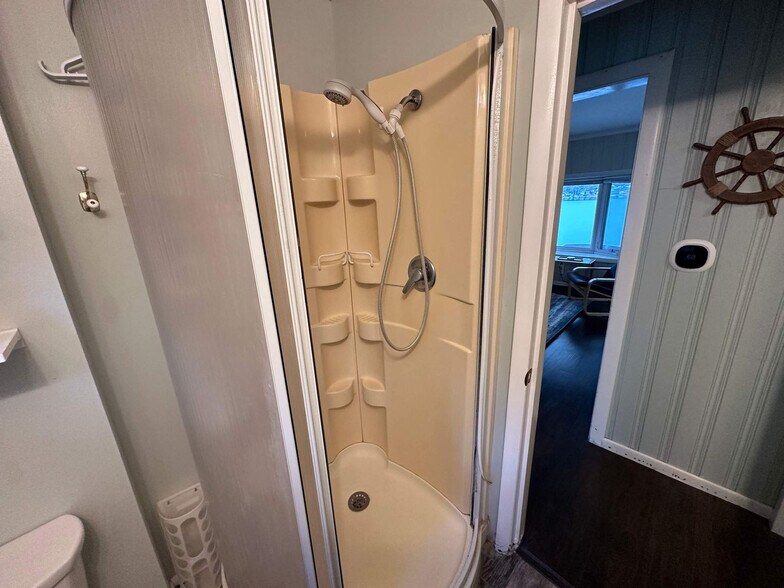 Building Photo - 8685 Je-NE-Be Dr NE