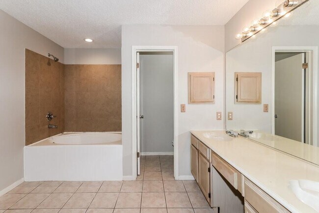 Building Photo - 1602 Clear Valley Dr