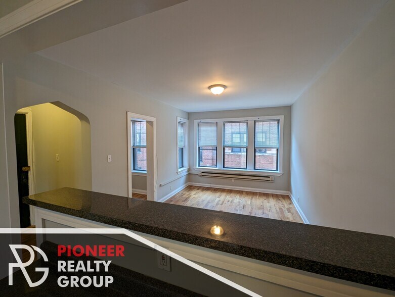 Building Photo - 4407 N Wolcott Ave