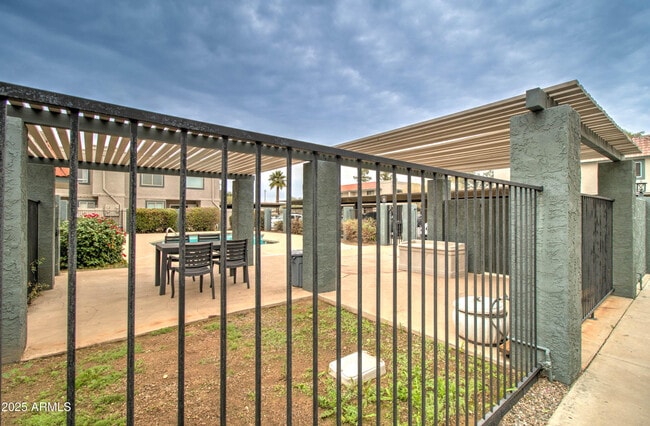 Building Photo - 2311 E Hartford Ave