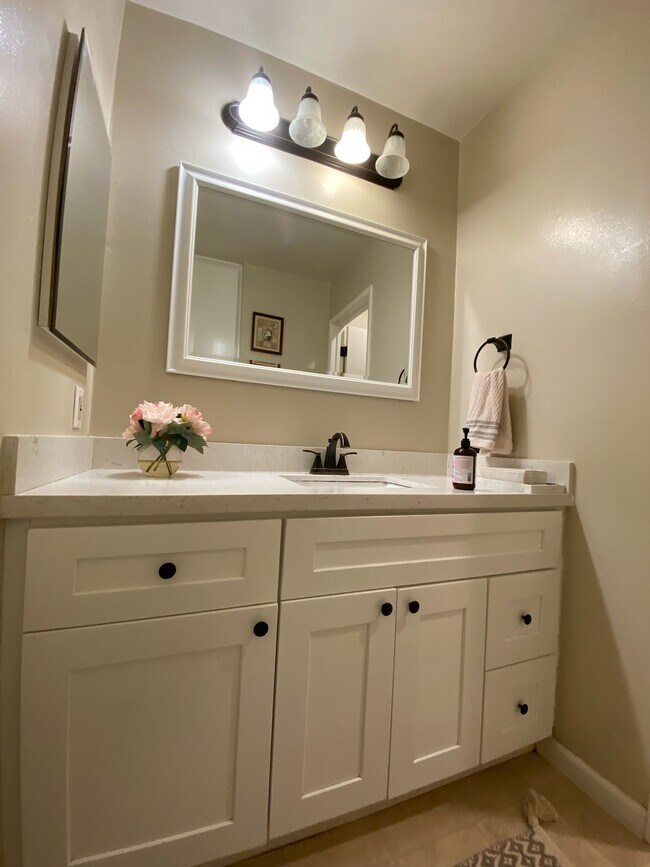 Building Photo - 5484 Roundtree Dr