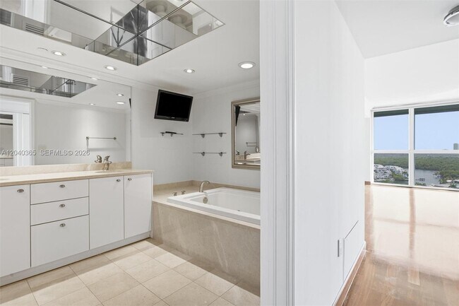Building Photo - 16500 Collins Ave