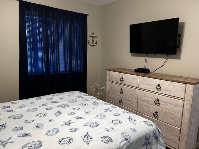 Building Photo - Winter rental! Recently renovated condo in quiet community with pools! Available from NOW through...