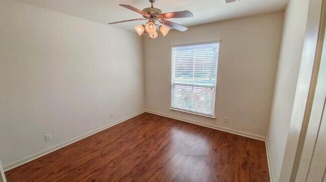 Building Photo - 915 Alamo Plaza Dr