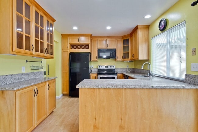 Building Photo - Beautiful 4 Bed 2.5 Bath Town Home in Fremont Northgate Area !