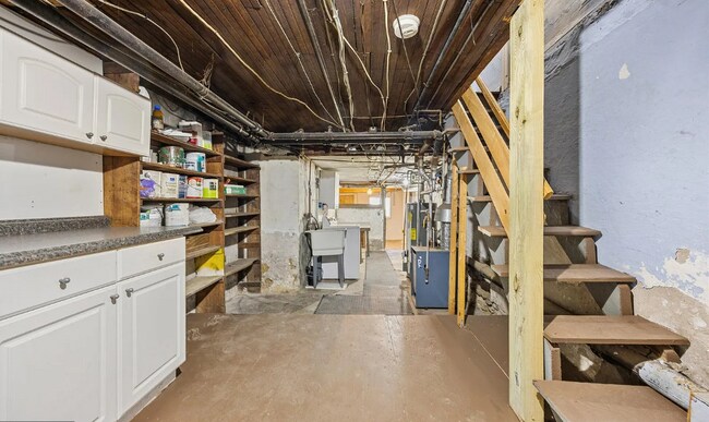 Building Photo - 108 Maple St