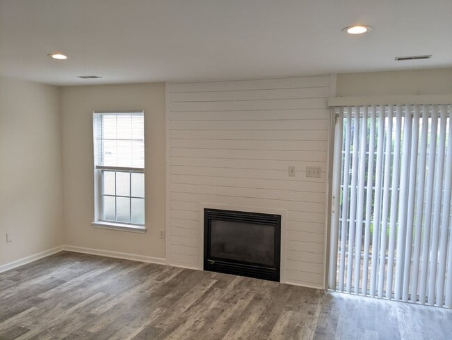 Building Photo - Completely Renovated Townhouse in establis...