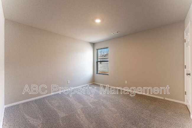 Building Photo - 4405 SW Sackett Ave