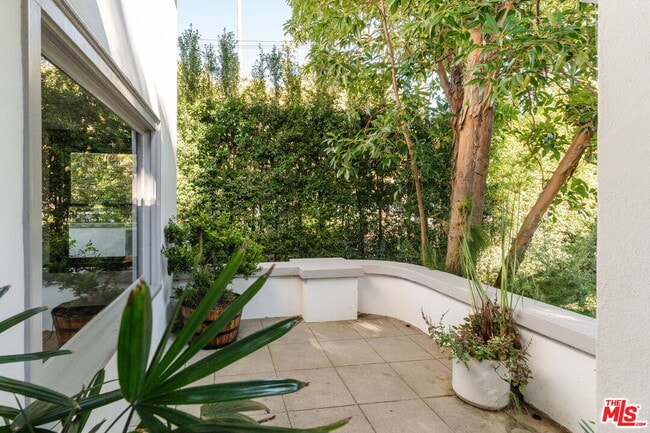 Building Photo - 2027 Canyon Dr