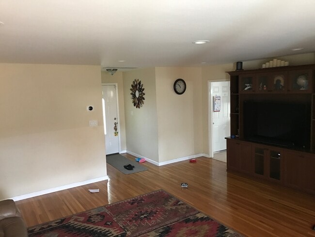 Building Photo - 1571 Lyle Dr
