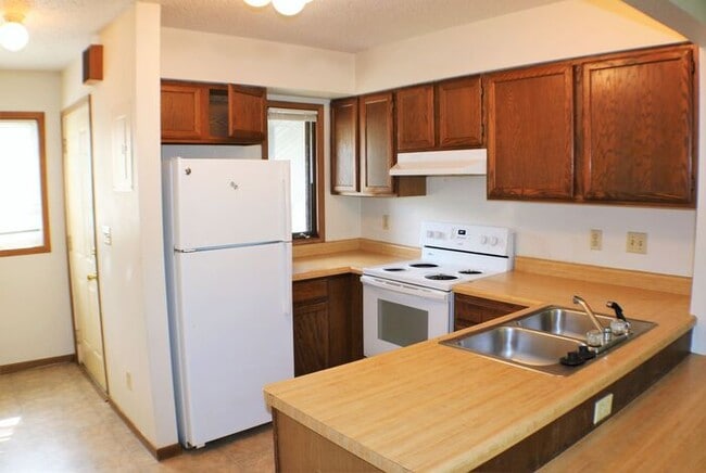 Building Photo - $1100 | 2 Bedroom, 1 Bathroom Condo | Cat ...