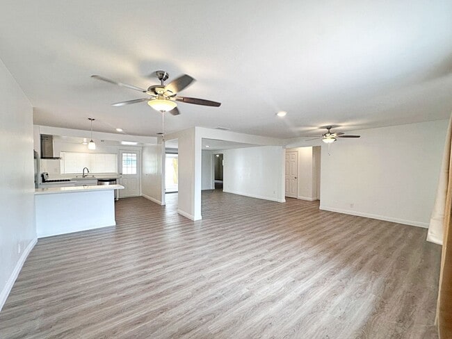 Building Photo - 812 Bracken Ave