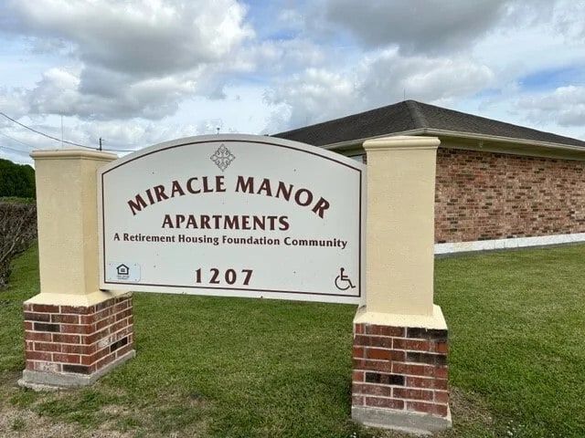 Building Photo - 1207 Miracle Dr