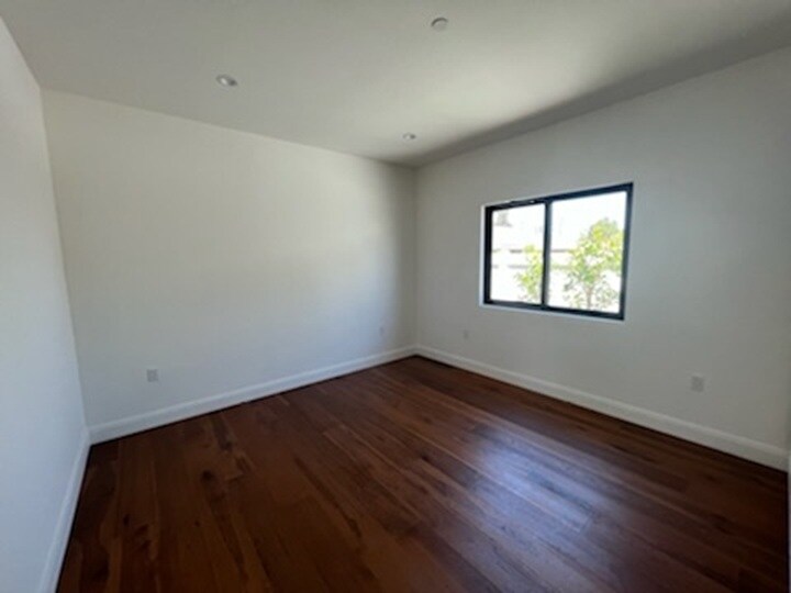 Building Photo - 7507 Hesperia Ave