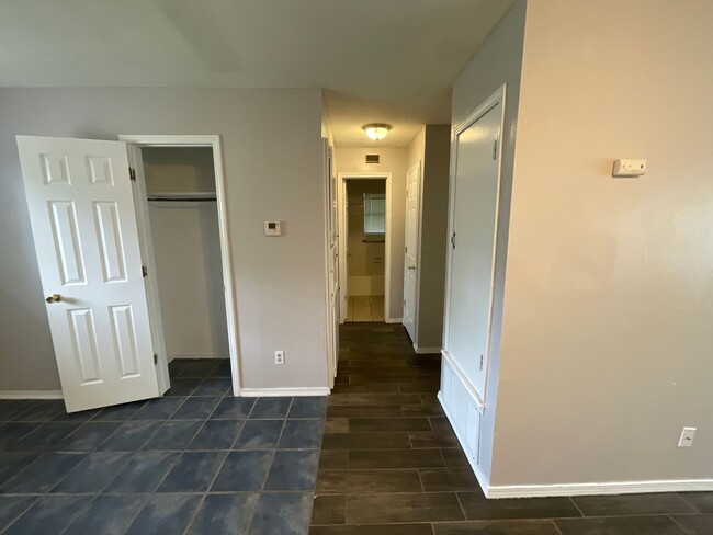 Building Photo - 2 Bed 1 Bath