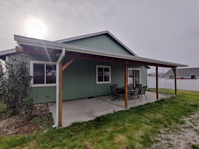 Building Photo - West Pasco Location close to Rd 100 interc...