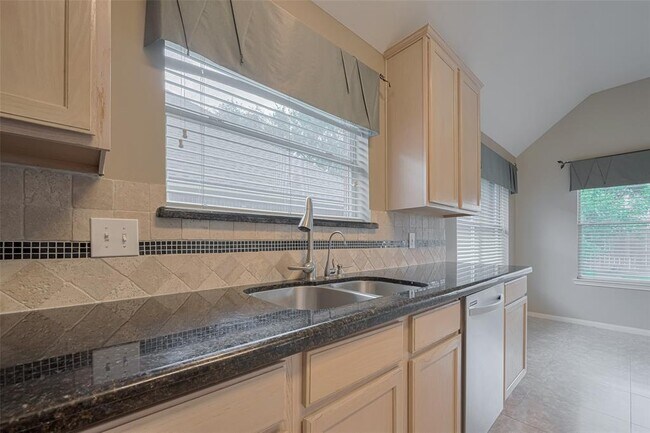 Building Photo - 9502 Willow Crossing Dr