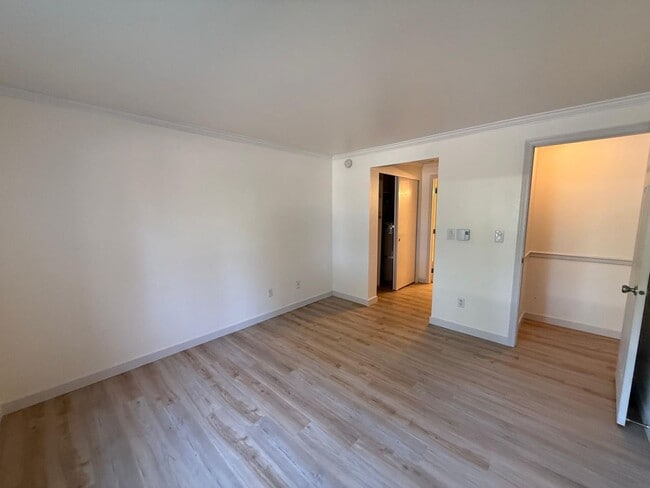 Building Photo - Two Bedroom Two Bathroom In Mountlake Terrace