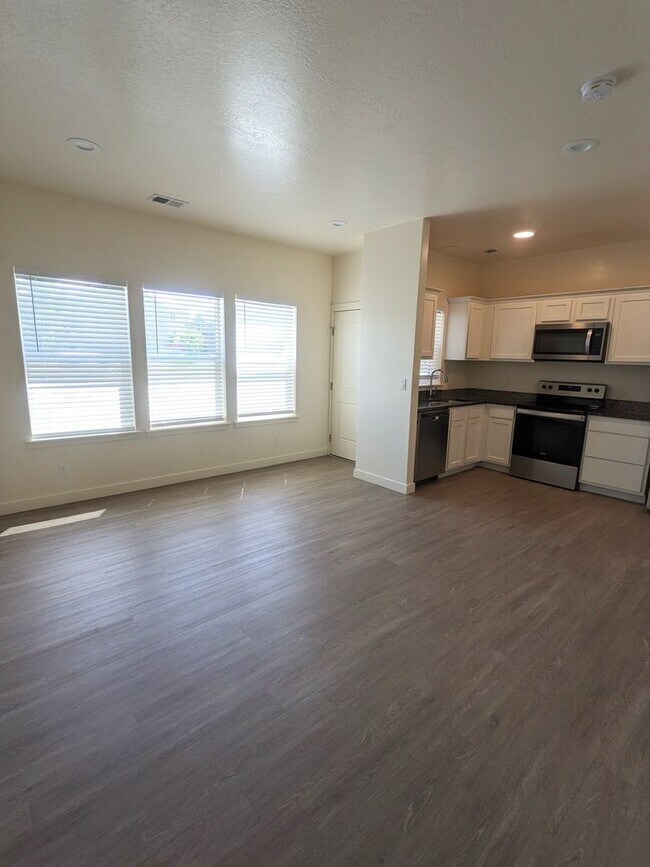 Building Photo - Move In This June! 2 Weeks Rent Free – 3 B...