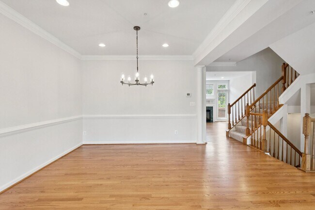 Building Photo - Beautiful 3-level colonial-style town home...