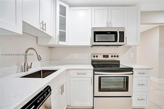 Building Photo - 9457 SW 52nd Ct