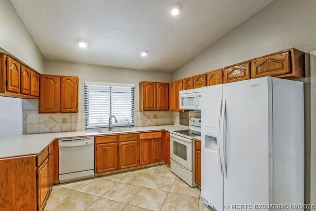 Building Photo - 518 Azure Ave