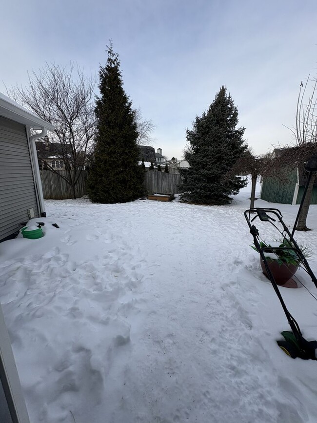 Building Photo - 3044 Village Park N Dr