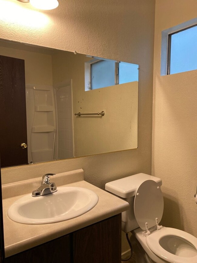 Building Photo - One Bedroom Condo In Sunpointe Condominiums.