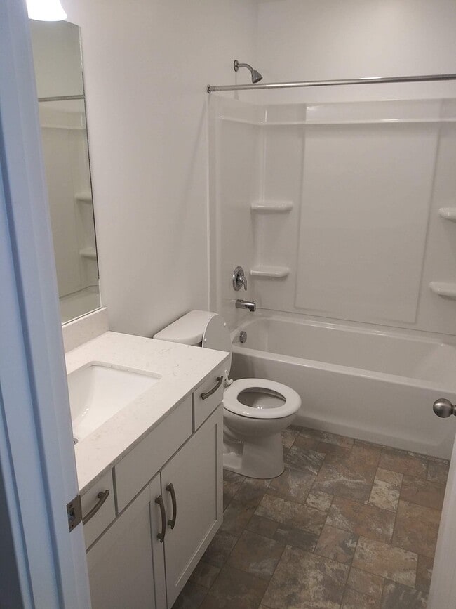 Building Photo - STUNNING 3 bed 2.5 bath Pet Friendly town ...