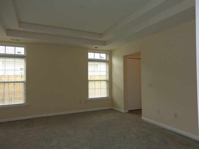 Building Photo - HUNNINGDON COMMONS