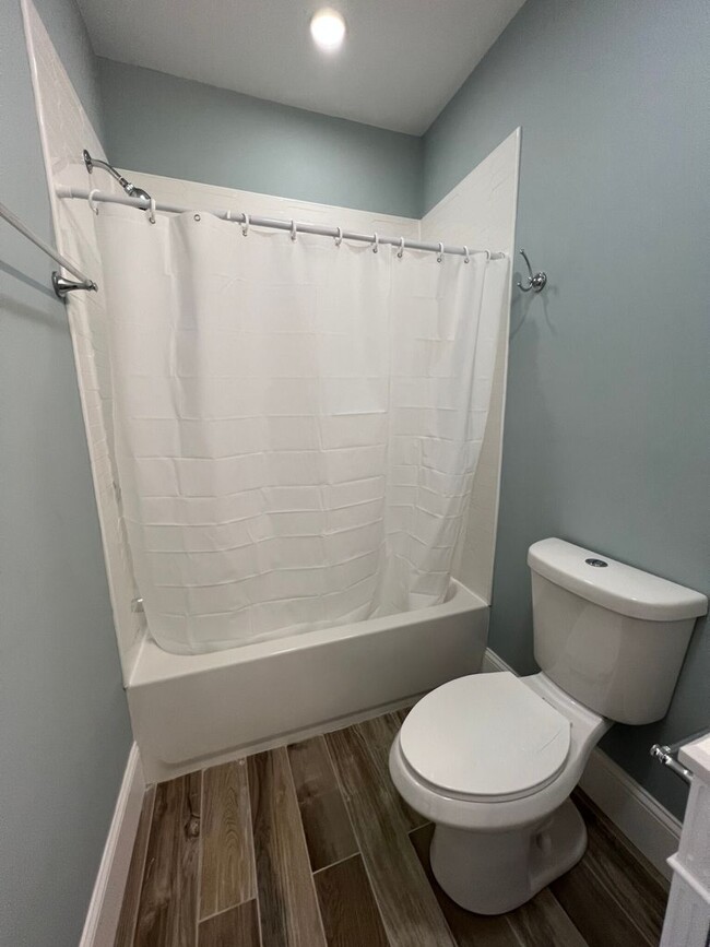 Building Photo - Large 2 Bedrooms Plus a Bonus Room. 2 Full...