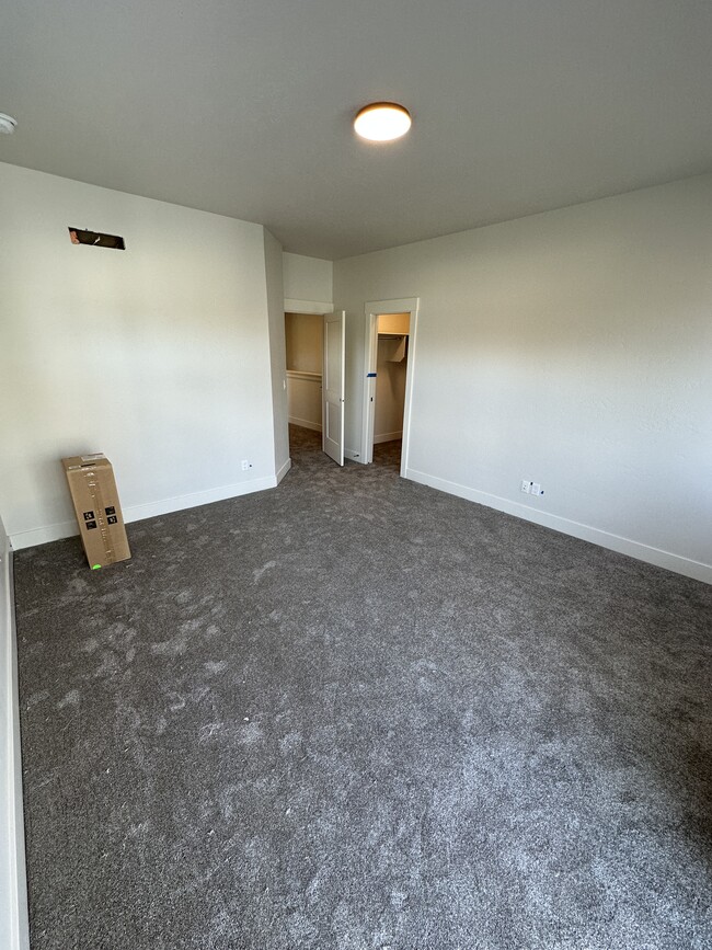 Building Photo - 522 E Heron Park St