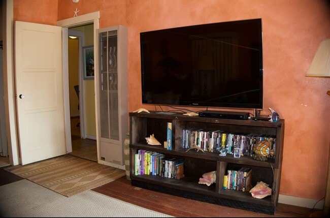 Building Photo - 3 Bedrooms 2 baths Beach House in the City...