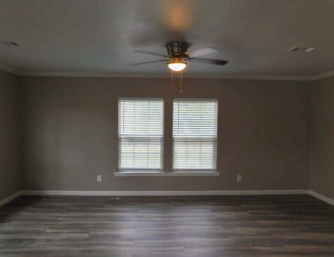 Building Photo - 107 Varsity Dr