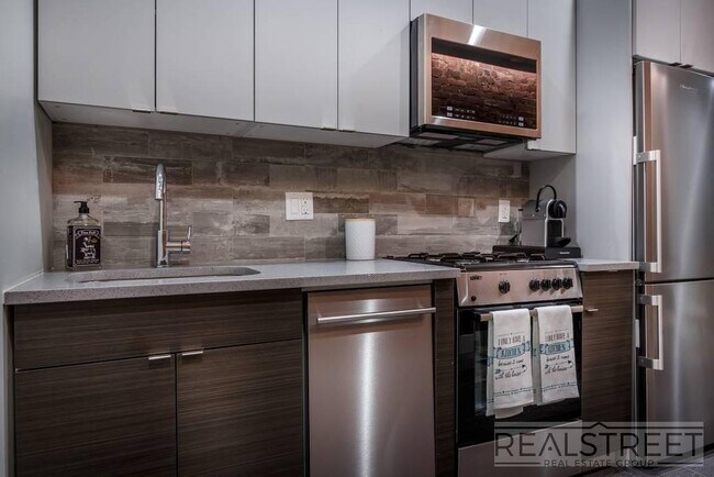 Building Photo - NEW 1 BED in Cobble Hill with Amenities!
