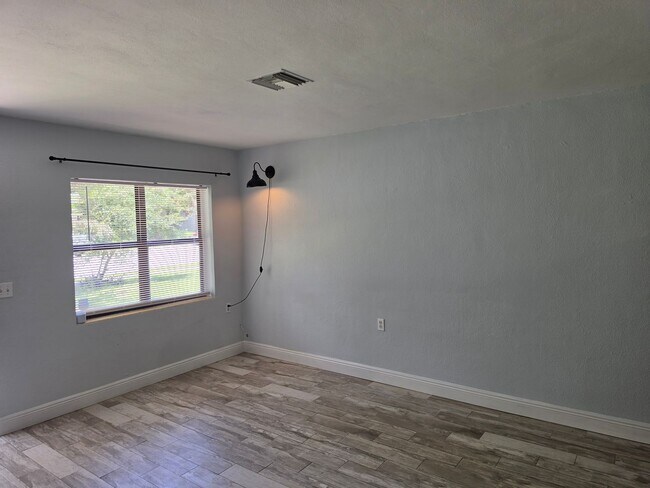 Building Photo - 2205 S Park Ave