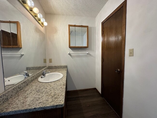 Building Photo - Gorgeous 3 bedroom 2 bathroom duplex