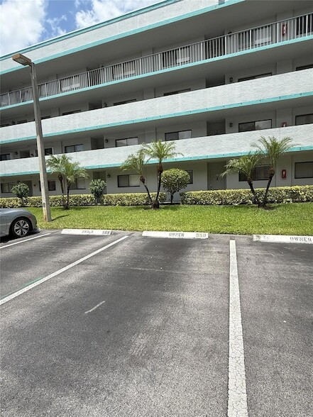 Building Photo - 4725 Lucerne Lakes Blvd E