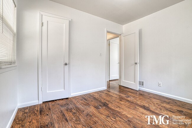 Building Photo - Single-Level 2 Bedroom Home with A/C & Large Backyard