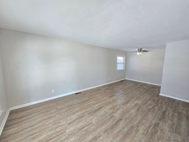 Building Photo - Updated 3 bedroom home located off Bardstown Rd!