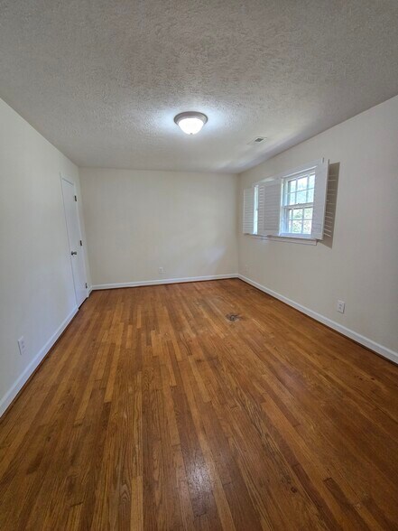 Building Photo - 205 Pinewood Dr