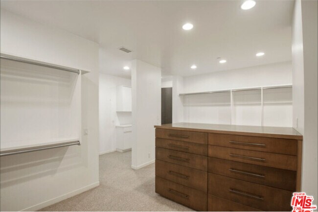 Building Photo - 3850 Rambla Orienta