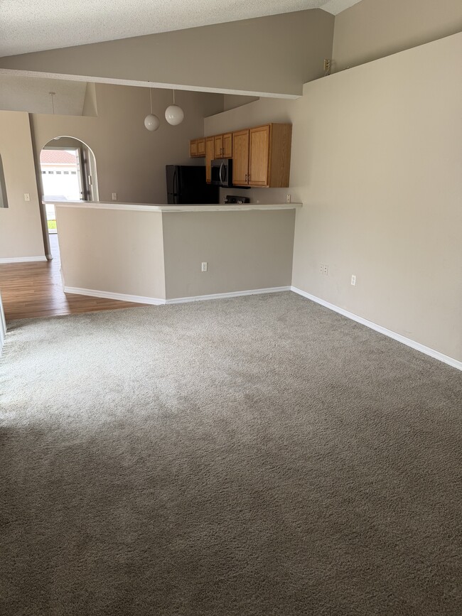 Building Photo - 255 Lobelia Dr