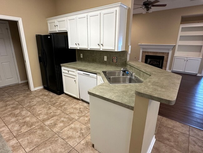 Building Photo - College Station -3 bedroom/2 bath - Fenced in back yard and House is in an EXCELLENT LOCATION