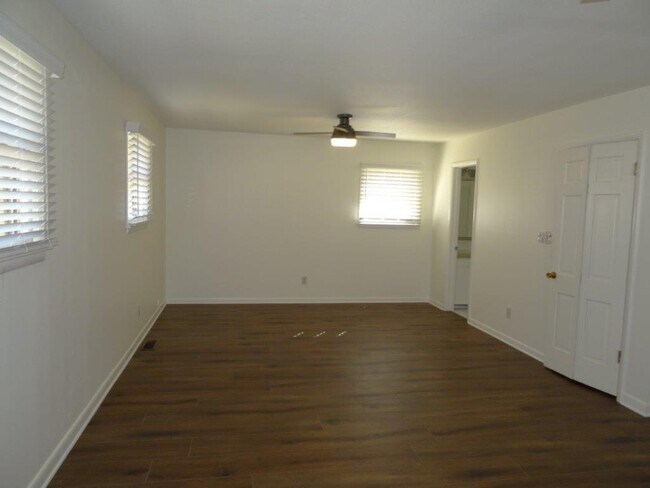 Building Photo - 1122 W Cypress St