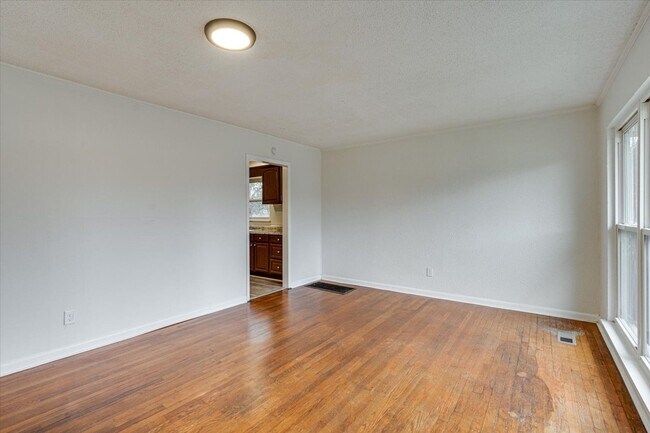 Building Photo - 2000 Milne St