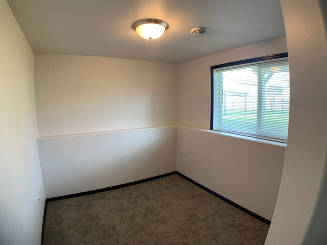 Building Photo - 3 Bed 3 Bath Single Family Home