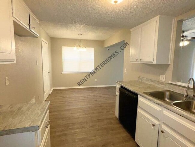 Building Photo - 8741 Hillridge Dr