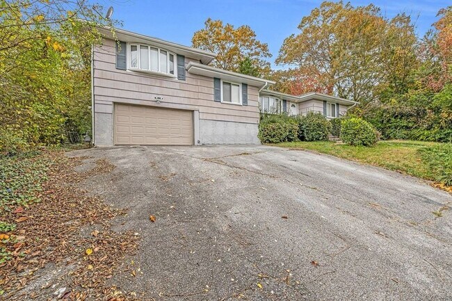 Building Photo - Large 4 Bedroom 2 Bathroom House for Rent